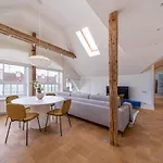 Bright Designer Apartment In City Centre